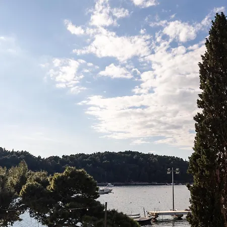 Floret アパート ツァヴタット